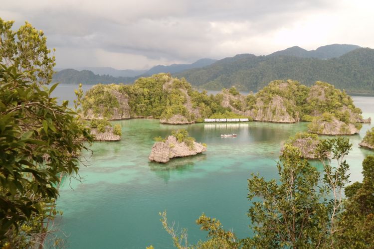 Keindahan Pulau Sombori Raja Ampatnya Sulawesi Tengah, dari atas bukit karst di gugusan Pulau Sombori di Kabupaten Morowali, Sulawesi Tengah, Rabu (1/2/2018).