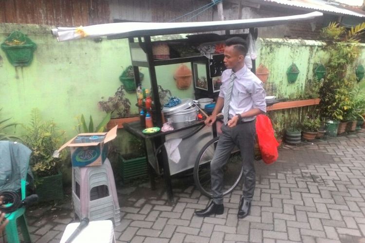 Rinto, tukang bakso di Makassar, Sulawesi Selatan, yang keliling mendorong gerobaknya menjajakan bakso dengan berpakaian ala direktur atau pegawai kantoran. 
