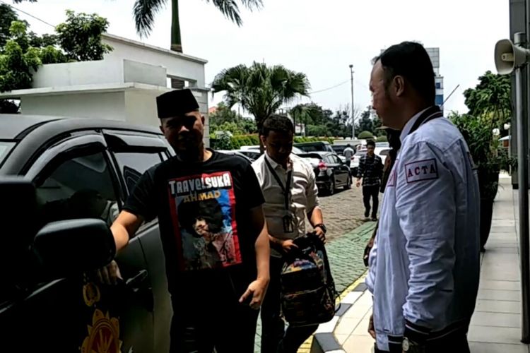 Artis musik Ahmad Dhani berpose saat tiba di Gedung Kejaksaan Negeri Jakarta Selatan di Jalan Tanjung, Jagakarsa, Senin (12/3/2018). Pada hari ini, Dhani dan barang bukti kasus dugaan penyebaran ujaran kebencian dilimpahkan ke kejaksaan setelah berkas perkaranya dinyatakan lengkap.