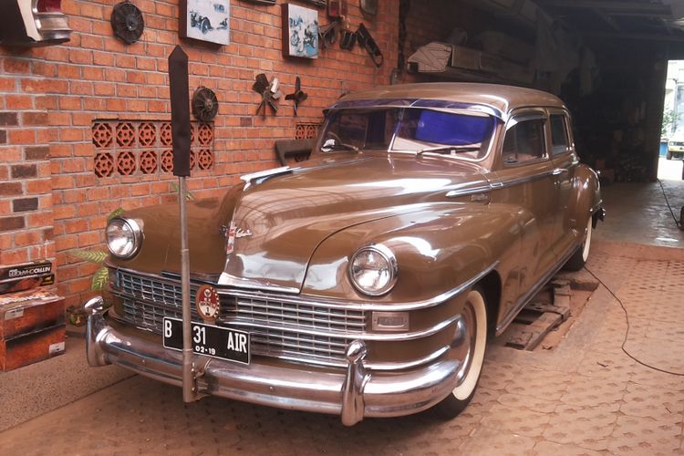 Chrysler Windsor yang pernah digunakan Presiden Soekarno sebagai kendaraan dinasnya saat disimpan di Hauwkes Auto Gallery. Kemang, Jakarta Selatan, Senin (12/3/2018).