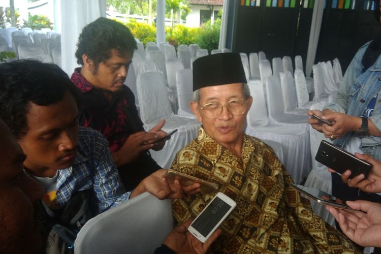 Bibit (78) teman Probosutedjo ditemui di Makam Somenggalan, Dusun Kemusuk Kidul, Desa Argomulyo, Sedayu, Bantul, Yogyakarta, Senin (26/3/2018).