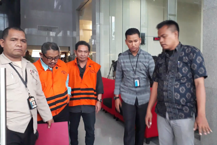 Wakil Ketua DPRD Kota Malang HM Zainuddin (rompi oranye kiri foto) ditahan KPK bersama empat anggota DPRD Kota Malang lainnya, Rabu (28/3/2018)