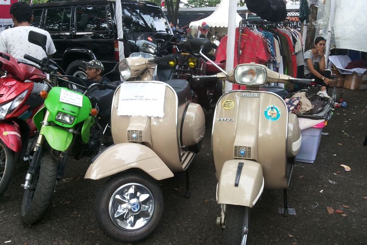 Deretan motor-motor lawas siap jual yang dipajang di lokasi Pasar Jongkok Otomotif (Parjo), di Museum Purna Bhakti Pertiwi, Taman Mini Indonesia Indah, Jakarta Timur, Sabtu (7/4/2018).