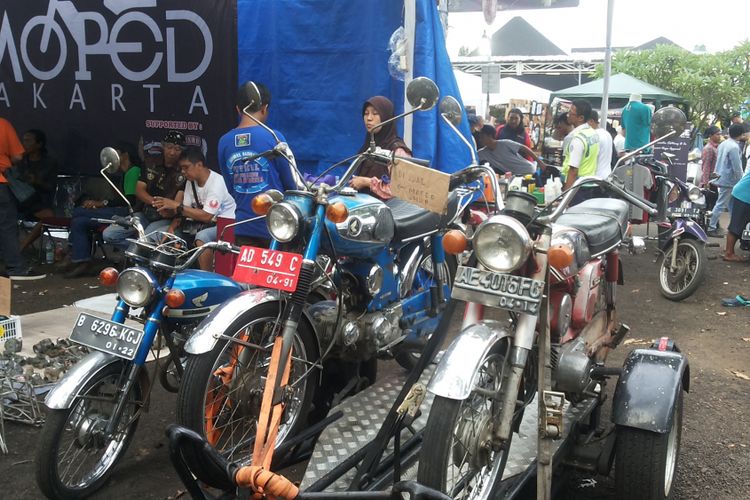 Deretan motor lawas Honda CB Series siap jual yang dipajang di lokasi Pasar Jongkok Otomotif (Parjo), di Museum Purna Bhakti Pertiwi, Taman Mini Indonesia Indah, Jakarta Timur, Sabtu (7/4/2018).