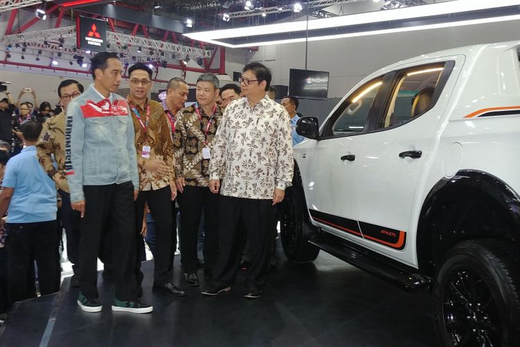 Presiden Joko Widodo menghadiri ajang Indonesia International Motor Show (IIMS) di Jakarta International Expo, Kemayoran, Jakarta, Kamis (19/4/2018). 