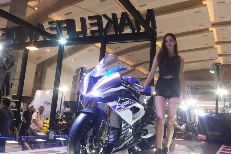 HP4 Race yang diperkenalkan BMW Motorrad di hari pertama ajang Indonesia International Motor Show (IIMS) 2018, di JIExpo Kemayoran Jakarta, Kamis (19/4/2018).
