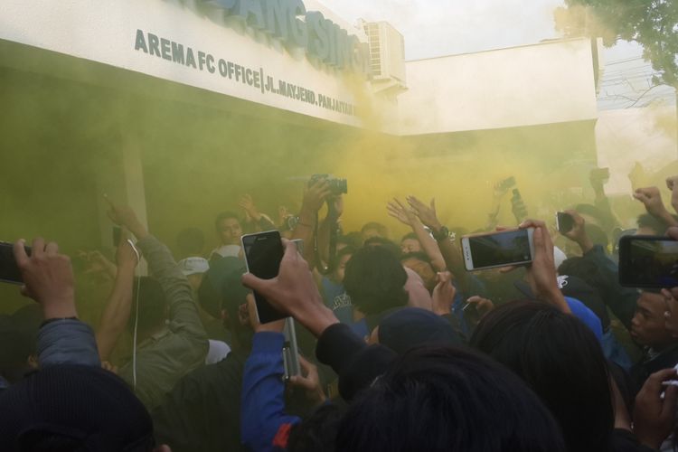 Ratusan Aremania yang mendatangi Kantor Arema FC untuk meminta klarifikasi penanganan insiden kericuhan, Jumat (20/4/2018)