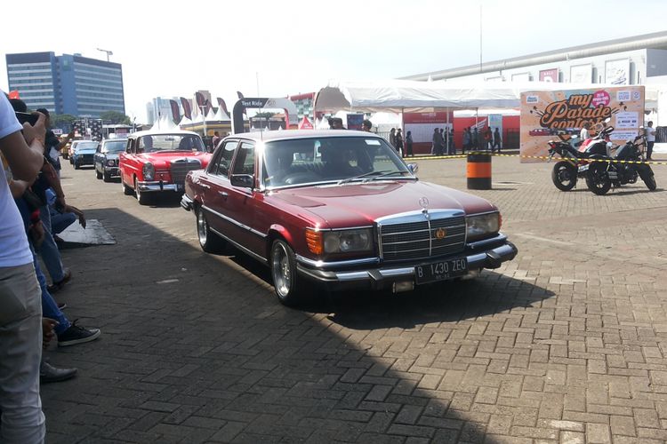 Konvoi mobil-mobil kuno di arena Indonesia International Motor Show (IIMS) 2018 di JIExpo Kemayoran, Jakarta, Sabtu (28/4/2018).