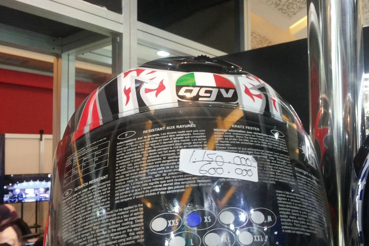 Salah satu helm merek AGV yang sudah dijual dengan harga diskon di salah satu tempat penjualan helm di arena pameran Indonesia International Motor Show (IIMS) 2018 di JIExpo Kemayoran, Jakarta, Sabtu (28/4/2018).