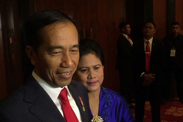 Presiden Joko Widodo dan Iriana Widodo menghadiri resepsi pernikahan komika Raditya Dika dan Anissa Aziza di Grand Ballroom Ritz Carlton Pasific Place, Jakarta Selatan, Sabtu (5/5/2018).