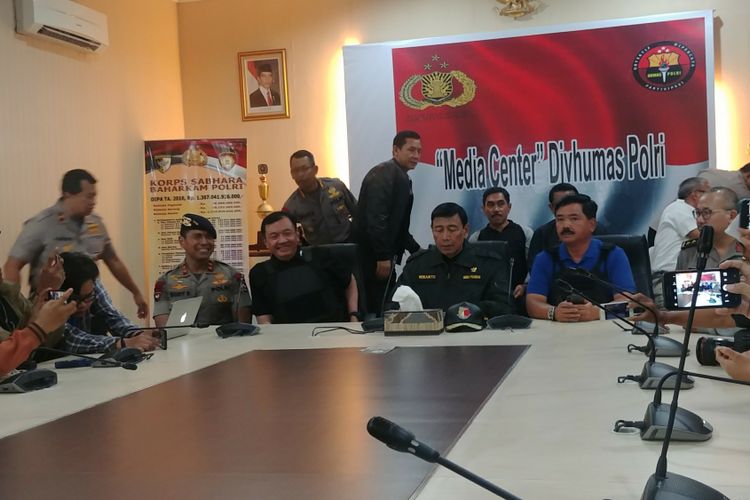 Kepala BIN Budi Gunawan, Menko Polhukam Wiranto dan Panglima TNI Marsekal Hadi Tjahjanto dalam jumpa pers terkait kerusuhan di Mako Brimob, Depok, Kamis (10/5/2018).