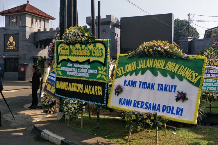 Kami Tidak Takut, Kami Bersama Polri, tulis salah satu karangan bunga yang terletak di samping gerbang Mako Brimob, Kelapa Dua, Depok, Jawa Barat, Jumat, (11/5/2018).