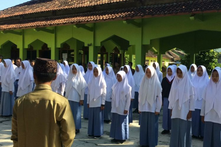 Puluhan siswa SMA Muhammadiyah Al-Mujahidin Wonosari, Gunung Kidul, menggelar deklarasi anti radikalisme.