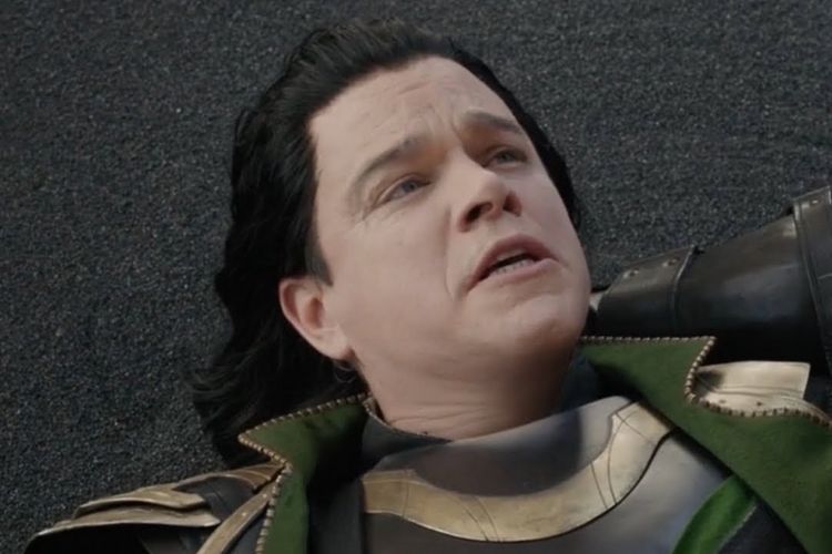 Matt Damon berperan sebagai Loki di panggung opera dalam salah satu adegan Thor: Ragnarok.