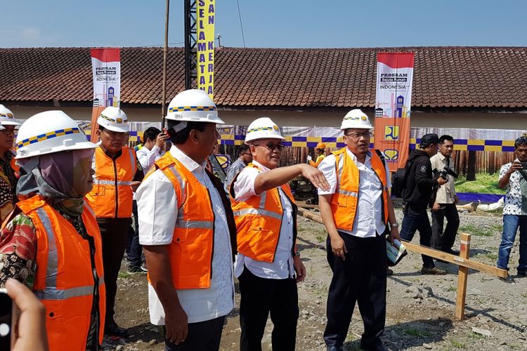 Direktur Jenderal Penyediaan Perumahan Kementerian PUPR Khalawi Abdul Hamid usai melakukan Ground Breaking Rusunawa untuk Masyarakat Berpenghasilan Rendah (MBR) di Kota Magelang, Rabu (16/5/2018)