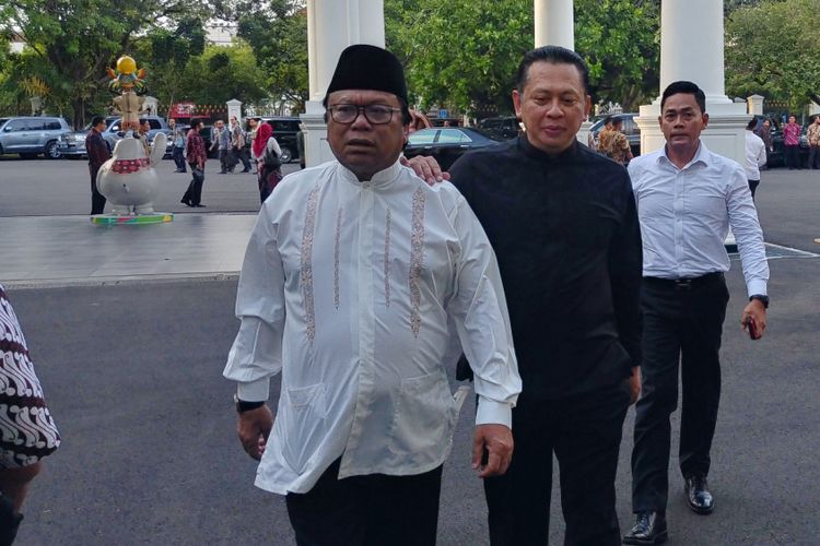 Ketua DPD Oesman Sapta Odang dan Ketua DPR Bambang Soesatyo tiba di Istana Kepresidenan, Jakarta, untuk menghadiri buka puasa bersama Presiden Jokowi, Jumat (18/5/2018).