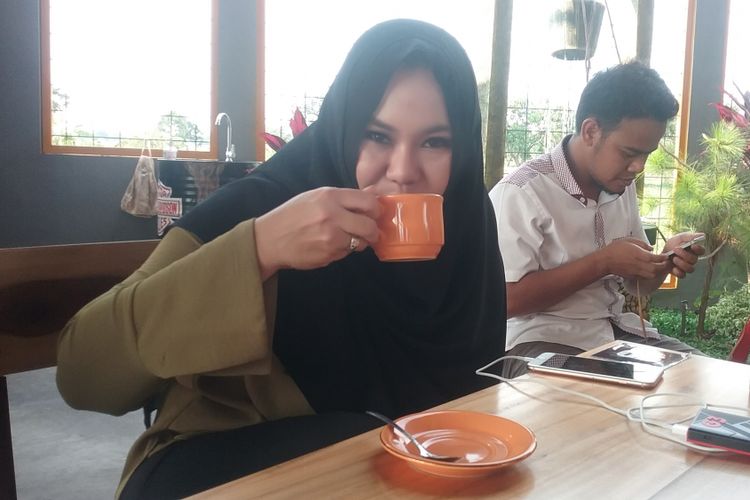 Bupati Kendal, Mirna Anissa , saat berada di kedai kopi. Kompas.com/Slamet Priyatin