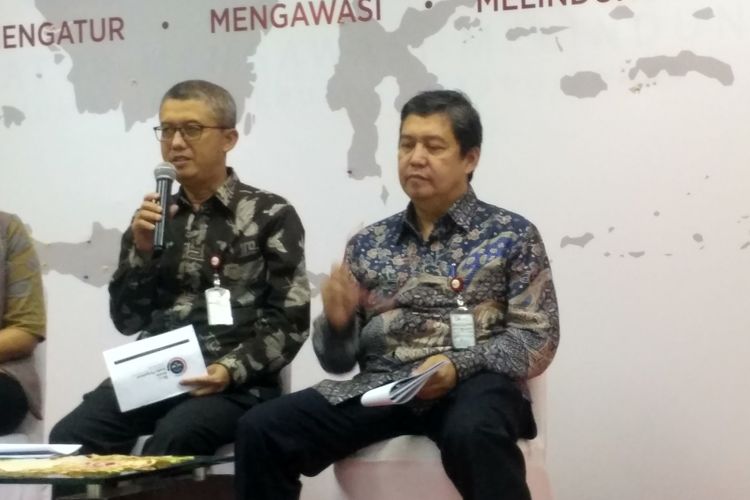 Deputi Komisioner Pengawasan IKNB 2 OJK, Mochamad Ihsanuddin (kiri) dan Kepala Departemen Pengawas IKNB 1B OJK Heru Juwanto (kanan) dalam konferensi pers di Kantor OJK, Jakarta, Jumat (25/5/2018).