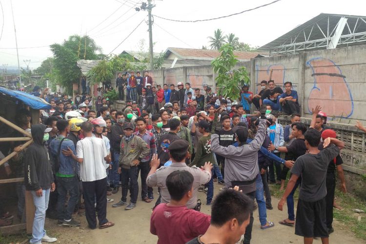 Suasana buruh pascabentrok di CV Bumi Alam Saribumi (BAS) yang berlokasi di Kampung Bungurpandak,  Desa Bojongkembar, Kecamatan Cikembar, Kabupaten Sukabumi, Jawa Barat, Senin (28/5/2018).
