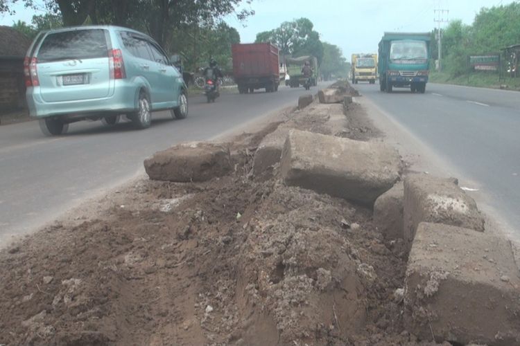 Median tengah atas pembatas jalan antara Desa Palem Raya dan Desa Pulau Semambu yang terbuat dari cor beton kondisinya berantakan  sehingga dapat membahayakan pengendara yang melintas terutama para pemudik nanti