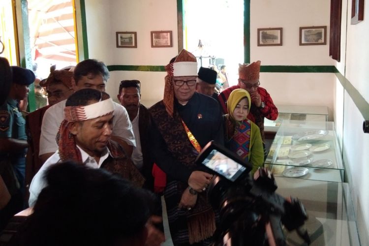 Menteri Dalam Negeri Tjahjo Kumolo saat berada di Rumah Pengasingan Soekarno di Kabupaten Ende, Jumat (1/5/2018)