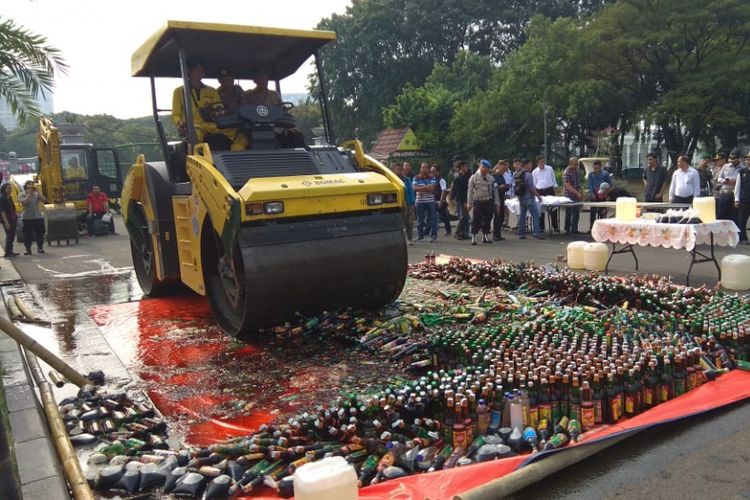 Sebanyak 4.000 botol minuman keras (miras) hasil operasi peredaran miras di Jakart Pusat, dimusnahkan   di kawasan Monumen Nasional (Monas), Jakarta Pusat, Selasa (6/6/2018). 