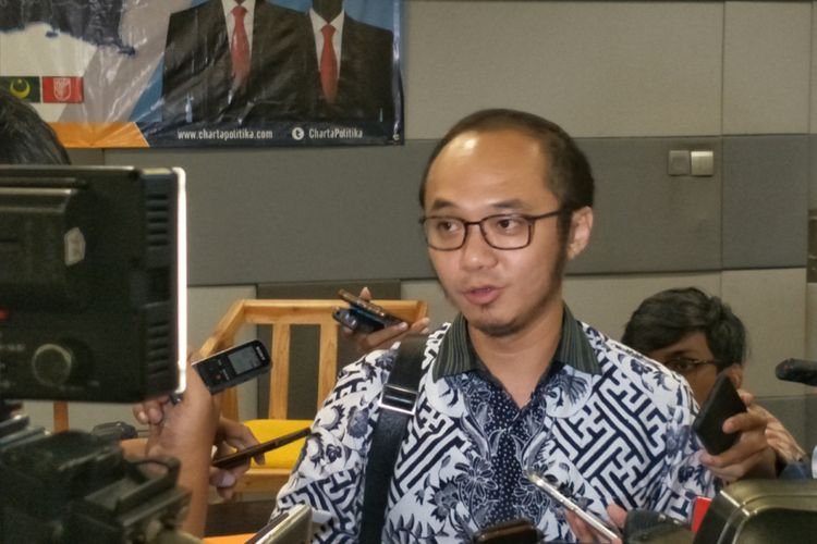 Direktur Eksekutif Charta Politika Yunarto Wijaya seusai memaparkan hasil survei Pilpres dan Pileg 2019, di kawasan Senayan, Jakarta, Rabu (6/6/2018).