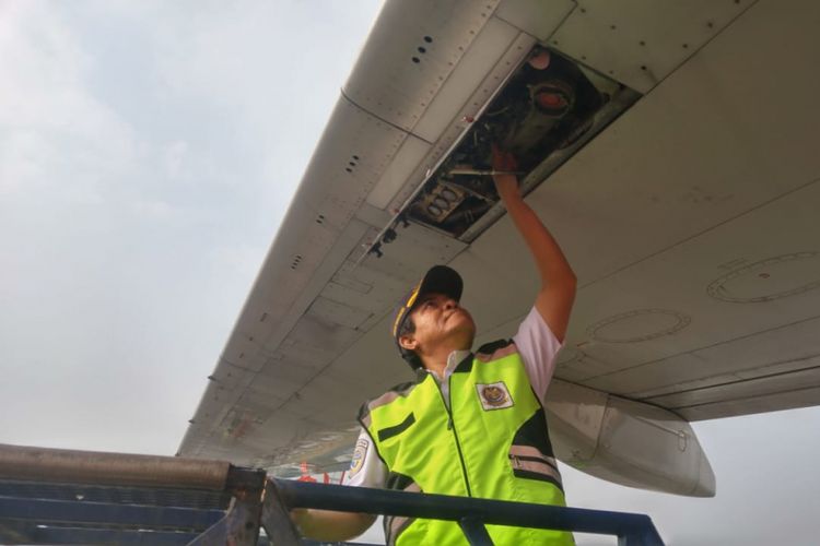 Direktur Jenderal Perhubungan Udara Kementerian Perhubungan Agus Santoso melakukan ramp check di Bandara Internasional Juanda, Surabaya, Rabu (13/6/2018) 