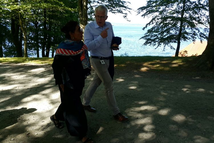 Menteri Kelautan dan Perikanan Susi Pudjiastuti berdiskusi dengan Direktur Pengelolaan Sumber Daya Direktorat Perikanan Norwegia Aksel Reidar Aikemo di Bergen, Norwegia, Jumat (8/6/2018).
