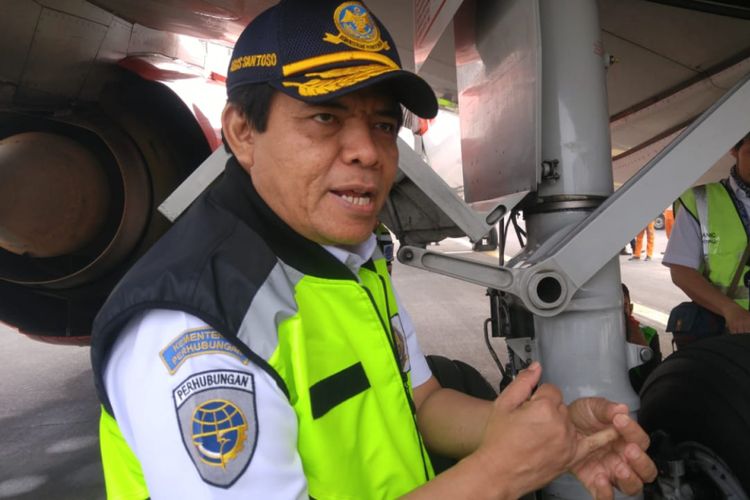 Direktur Jenderal Perhubungan Udara Kementerian Perhubungan Agus Santoso melakukan ramp check di Bandara Internasional Juanda, Surabaya, Rabu (13/6/2018) 