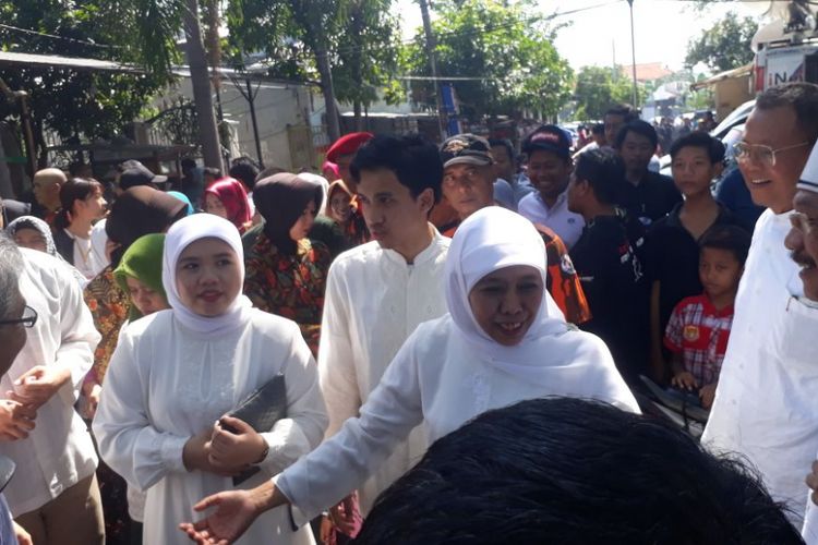 Calon Gubernur Jawa Timur nomor urut 1 Khofifah Indar Parawansa bersama keempat anaknya dan keluarga besar berada di TPS 16 RT 09/RW 05, di Kelurahan Jemur Wonosari, Kecamatan Wonocolo, Rabu (27/6/2018).
