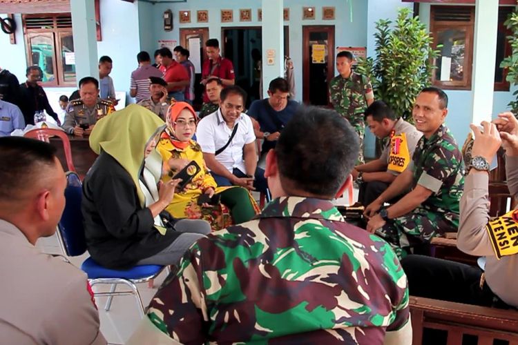 Sejumlah Pimpinan Kepala Daerah Kabupaten Cirebon berkoordinasi di Balai Desa Danamulya pasca terjadinya laporan kehilangan kertas surat suara untuk pemilihan Bupati dan Wakil Bupati Cirebon. 