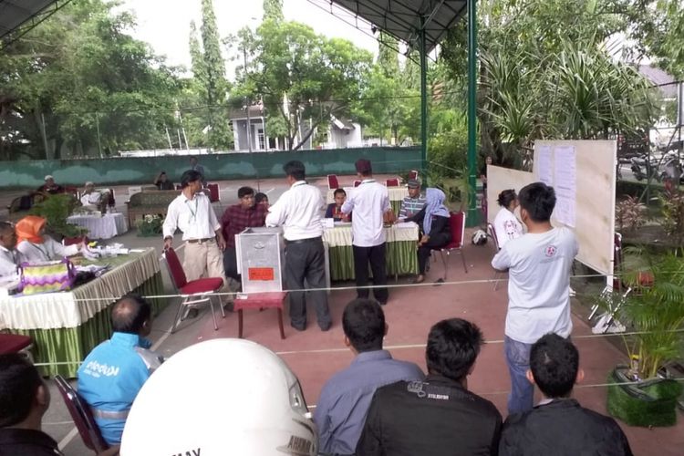 Suasana pemungutan suara di salah satu TPS di Kabupaten Jeneponto, Sulawesi Selatan, Rabu (27/6/2018).