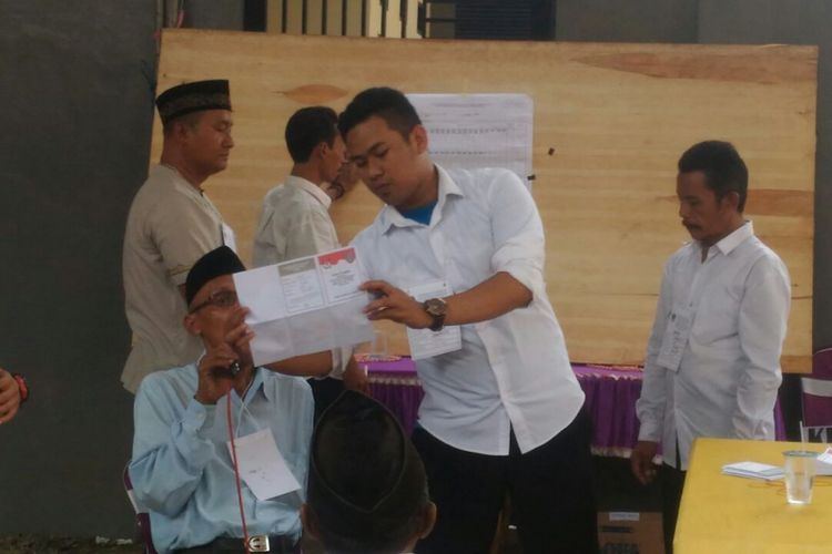 Pemungutan suara ulang Pilkada Jombang di TPS 1 Desa Tambar, Kecamatan Jogoroto, Kabupaten Jombang, Jawa Timur, Minggu (1/7/2018).