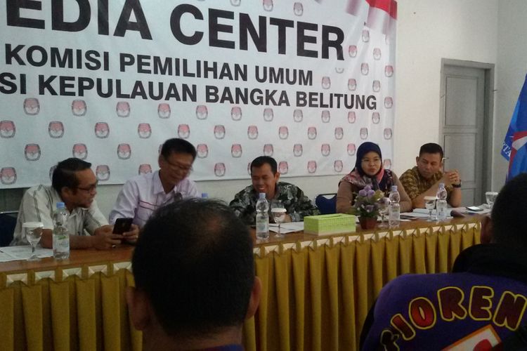Lima komisioner KPU Kepulauan Bangka Belitung saat jumpa awak media.