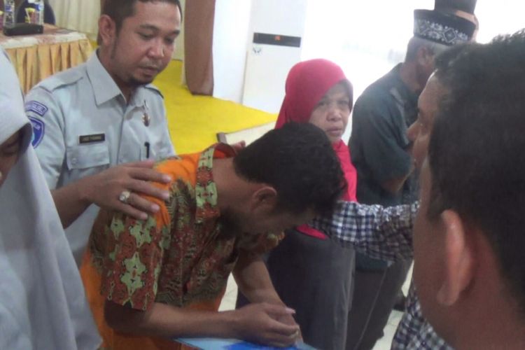 Muhlis menceritakan kisah istrinya, Rini Nurianti (29) dan anaknya, Abizar Arfan Raqila (2) yang turut tewas dalam tragedi KM Lestari Maju di Selayar, Sulawesi Selatan. Kamis, (5/7/2018)