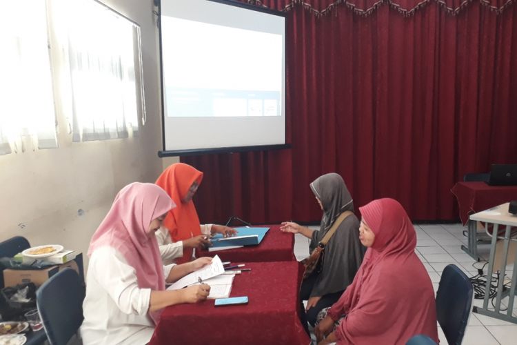 Suasana pendaftaran PPDB online di SMPN 1 Kota Bekasi, Selasa (10/07/2018).
