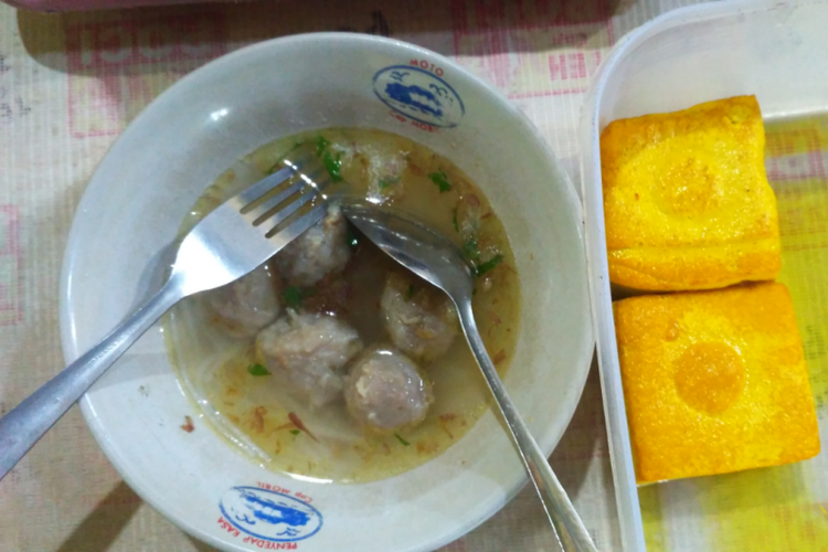 Bakso Pak Ndut di Jalan Raya Besuk, Kecamatan Gurah,  Kabupaten Kediri, Jawa Timur, Rp 2.000 semangkuk.