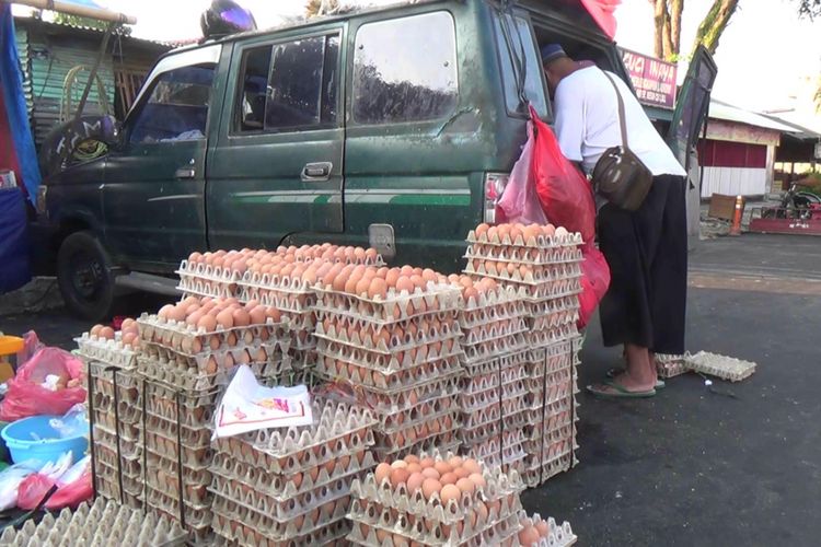 Pedagang telur ayam di Pasar Pagi Pangkal Pinang, Senin (16/7/2018)