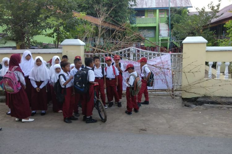 Puluhan murid SD di Kabupaten Takalar, Sulawesi Selatan terlantar setelah sekolahnya disegel terkait sengketa lahan. Senin, (16/7/2018).