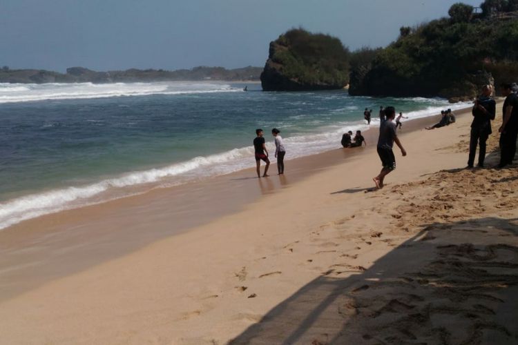 Aktivitas pengunjung Pantai Sadranan, Tepus, Kabupaten Gunungkidul, DI Yogyakarta.