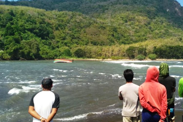 Kapal milik Dirman, Warga Desa Puger Kulon, Kecamatan Puger, Kabupaten Jember, Jawa Timur, Masih Mengapung di Perairan Plawangan, Kamis (19/7/2018).