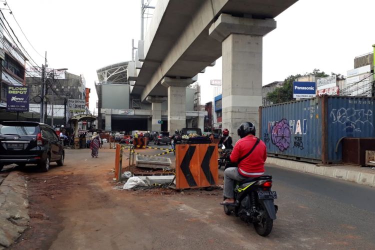 Pembangunan boks utilitas pada galian di Jalan Panglima Polim, Jakarta Selatan, Jumat (20/7/2018). Lubang untuk boks utilitas itu digali di tengah-tengah ruas jalan.