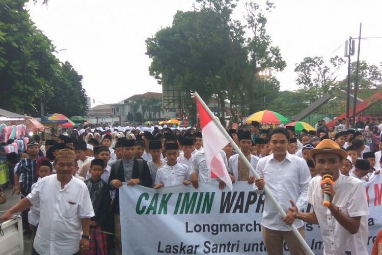 Ribuan santri Kota Tasikmalaya menyambut rombongan aksi jalan kaki laskar santri untuk mendukung Ketum PKB Muaimin Iskandar alias Cak Imin menjadi cawapres Joko Widodo, Sabtu (21/7/2018).