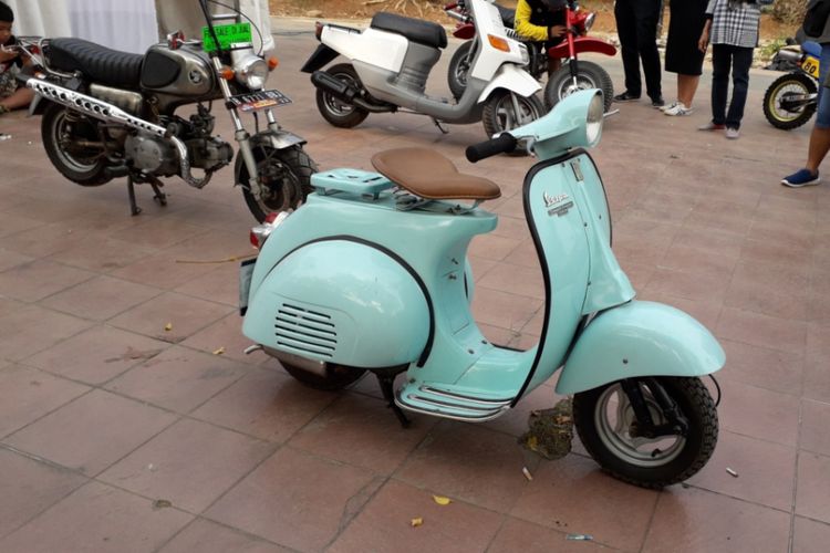 Vespa berukuran kecil yang meramaikan gelaran Otobursa Tumplek Blek 2018 di Gambir Expo, JIExpo Kemayoran, Jakarta pada penyelenggaraan hari pertama, Sabtu (21/7/2018).