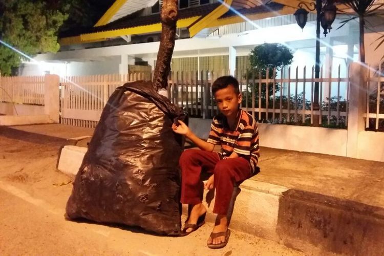 Ucok berhenti di pinggir Jalan Sumatera, Pekanbaru, Riau, dengan barang bekas yang ia cari sejak siang hingga malam, Senin (23/7/2018). Kompas.com/Kontributor Pekanbaru, Idon Tanjung