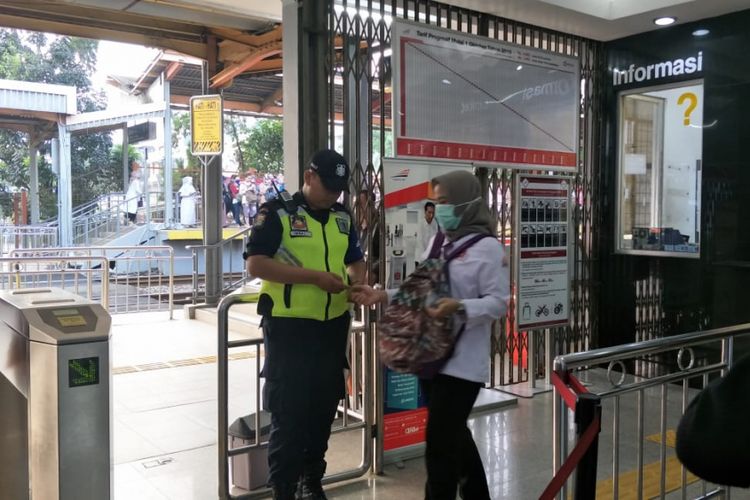 Petugas memeriksa tiket kertas penumpang yang akan naik KRL di Stasiun Tanjung Barat, Senin (23/7/2018).