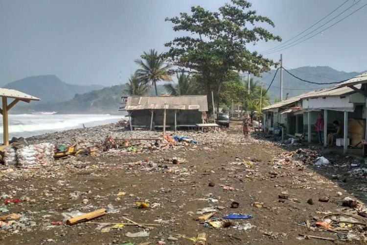 Sejumlah warung semi permanen rusak dan pantai kotor terdampak gelombang tinggi di pantai wilayah Kecamatan Cisolok, Sukabumi, Jawa Barat, Rabu (25/7/2018). 