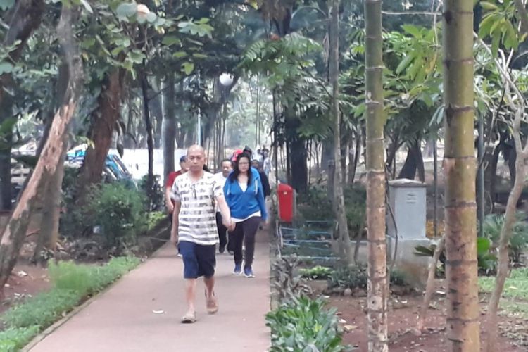 Warga berolahraga di Kebun Bibit Tebet, Jakarta Selatan, Jumat (27/7/2018).