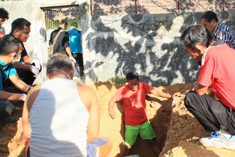 Polres Blora, Jawa tengah membongkar makam korban di kompleks pemakaman RSU Blora, Selasa (7/8/2018)‎